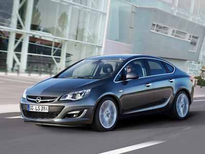 Στην Ελλάδα το νέο Astra sedan από 15.490 ευρώ